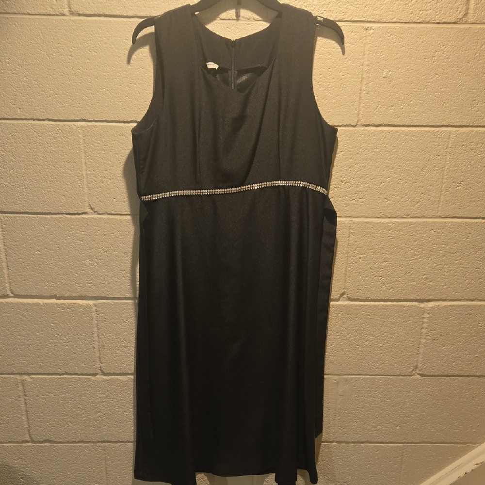 Elegant Black Sleeveless Dress with Rhinestone Detail